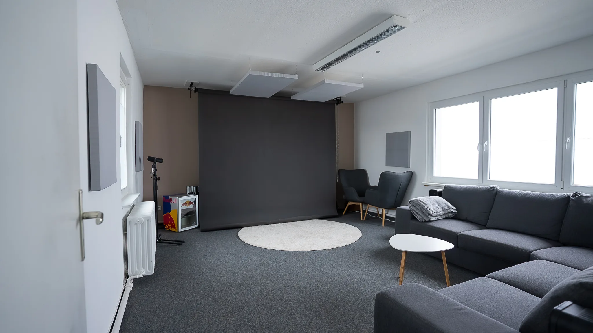 Podcast Studio Kiel – Aufnahmeraum mit Backdrop und Mikrofonen