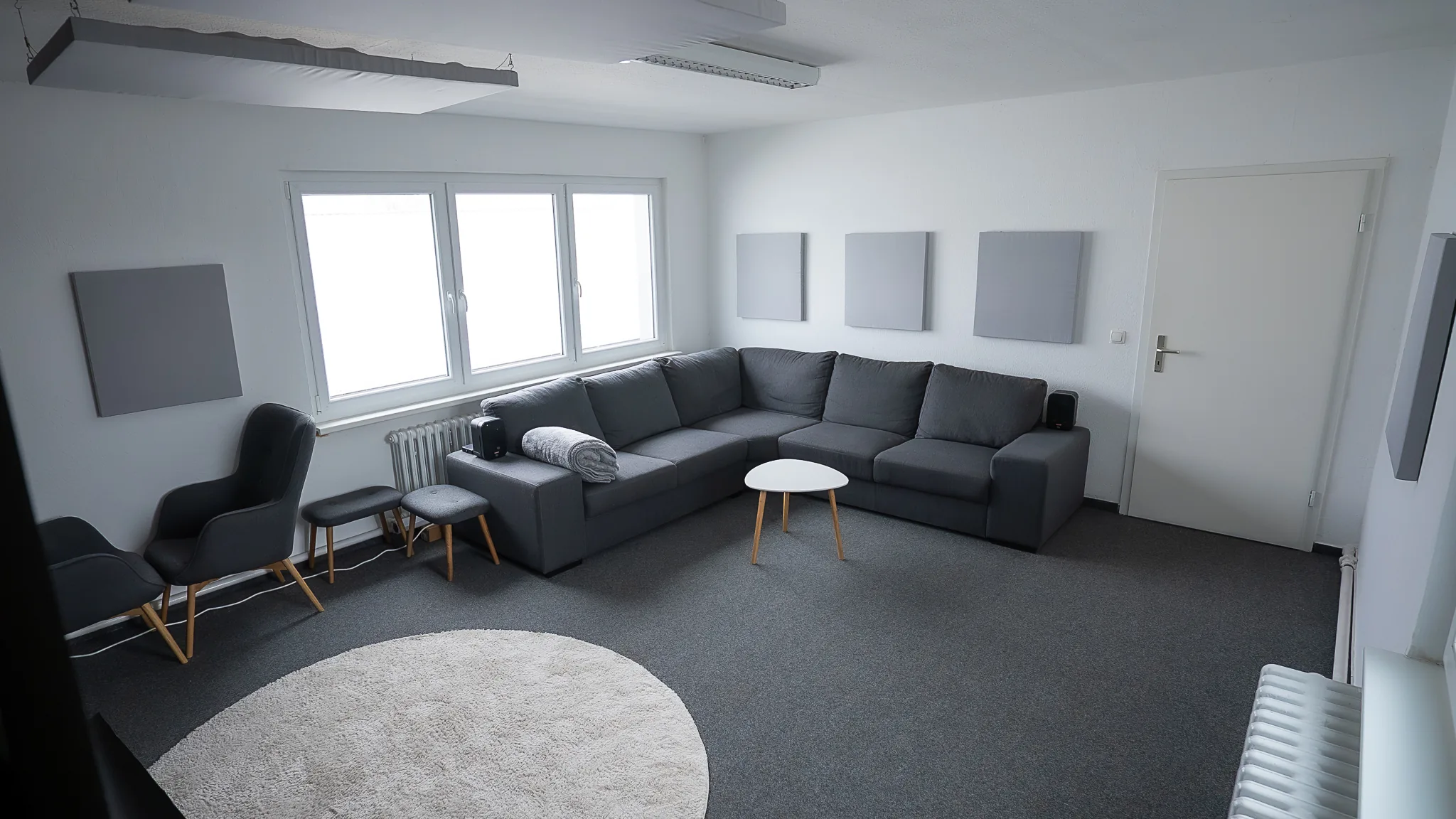 Podcast Studio Kiel – Studioraum aus zweiter Perspektive